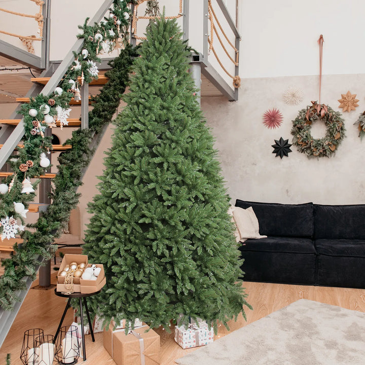Stort kunstig juletre med fargerike LED-lys