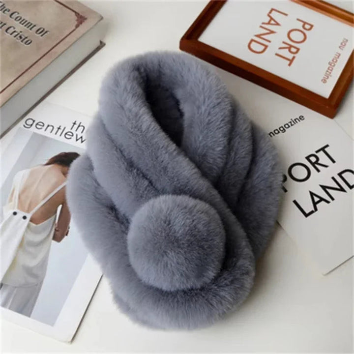 Myk loop-skjerf i faux fur – varm og elegant på kalde dager