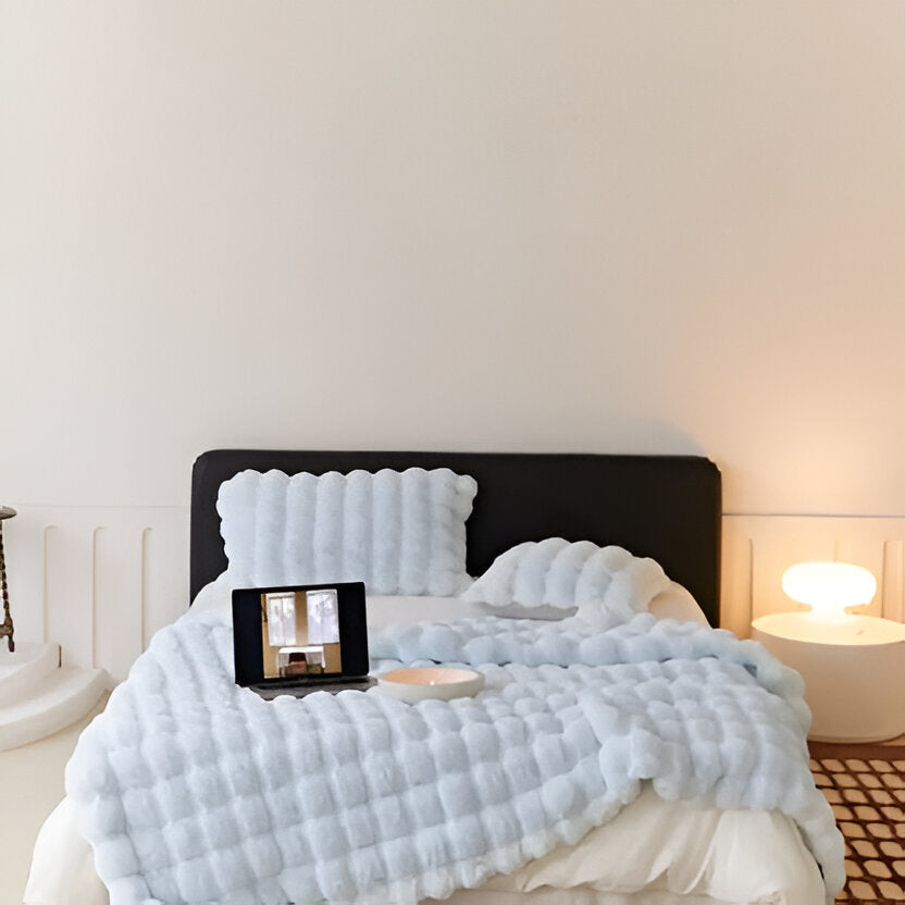 Myk plysjpledd for alle årstider med elegant design