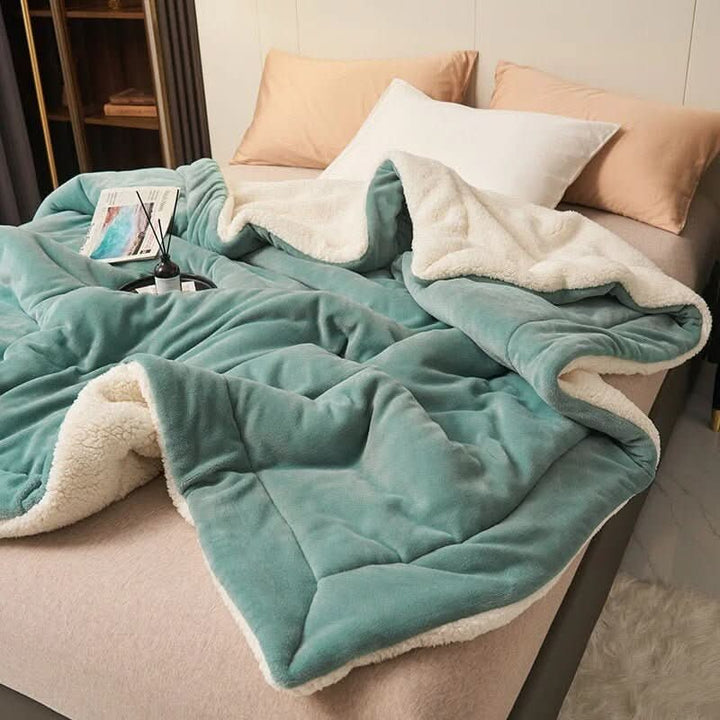 Vendbart sherpateppe i fleece til seng og sofa