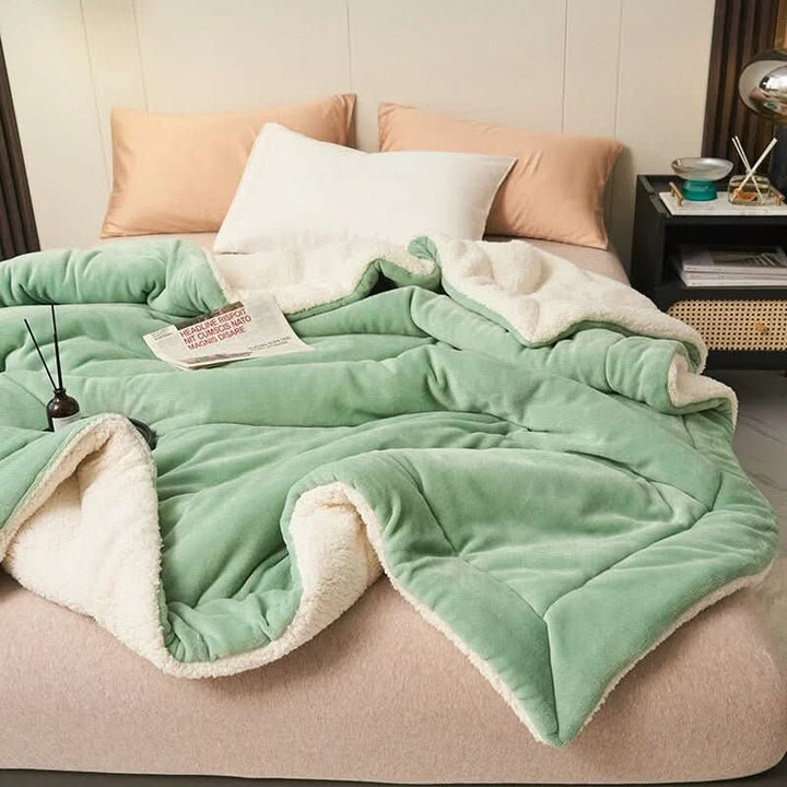Vendbart sherpateppe i fleece til seng og sofa