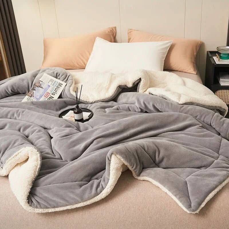 Vendbart sherpateppe i fleece til seng og sofa