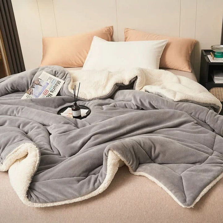 Vendbart sherpateppe i fleece til seng og sofa